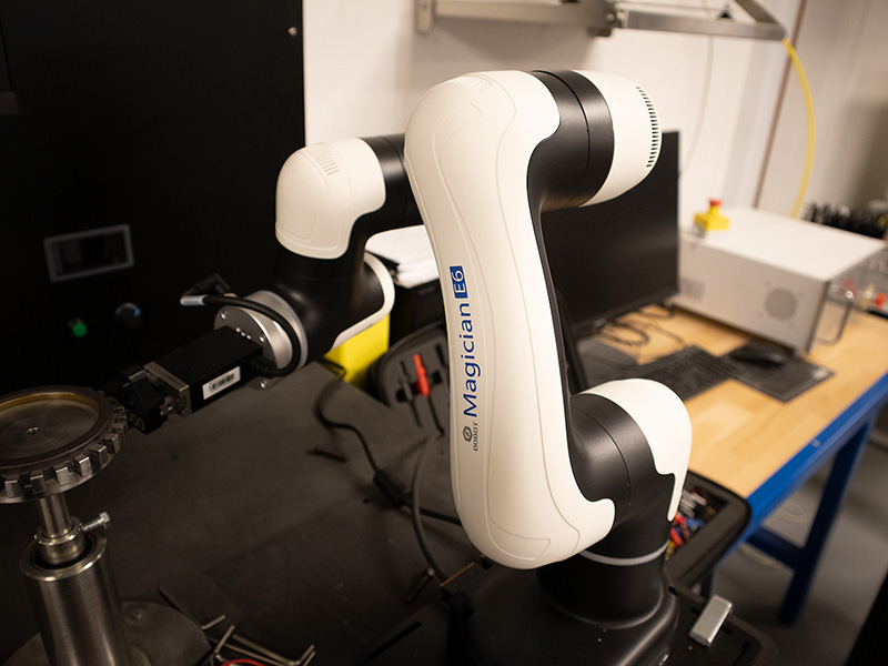 Dobot Magician E6 robot anvendt i forbindelse med vores ABS-tester