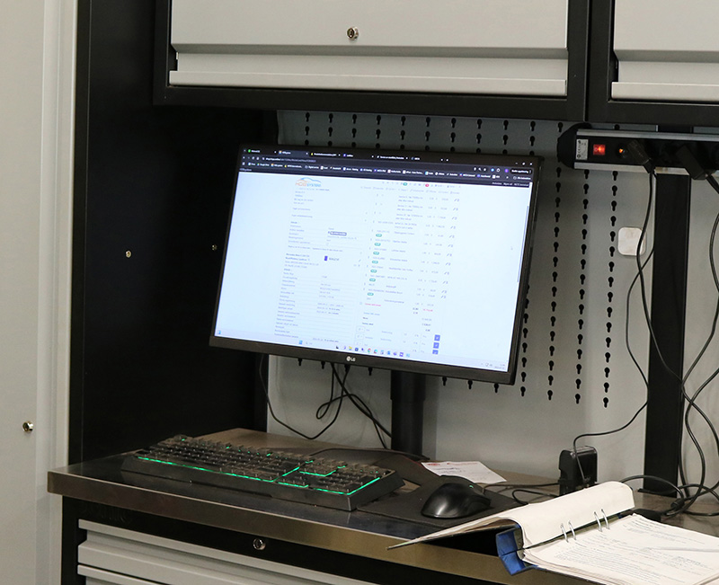 I værkstedet hos Andersson & Larsson Bilservice finder man også en PC med HDBsystem/Trisys 